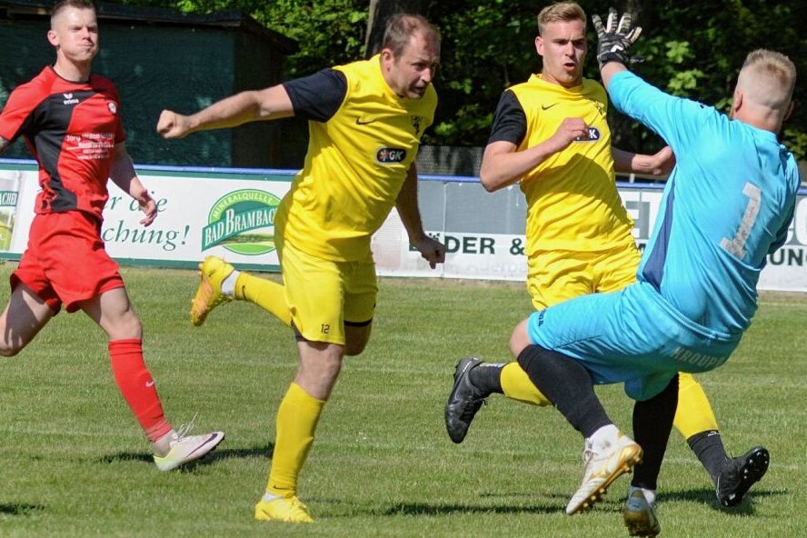 Mit Herz und Vollgas zum Aufstieg - Vaclav Stipek (Mitte) erzielt hier das 4:2 für seinen VfB Schöneck und lässt dem Werdaer Torhüter Stanislav Krupicka mit seinem Kopfball keine Chance. Am Ende siegte der Spitzenreiter souverän mit 5:2. 