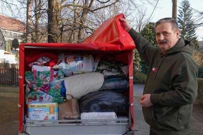 Mit Hilfsgütern schwer beladen geht's von Lichtentanne in die Ukraine - Torsten Leschinsky hat sein Fahrzeug und den Hänger mit Spendenartikeln gefüllt und am Donnerstagabend losgefahren. 