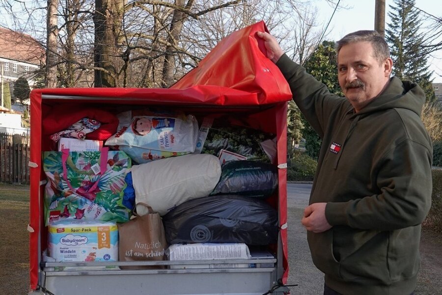 Mit Hilfsgütern schwer beladen geht's von Lichtentanne in die Ukraine - Torsten Leschinsky hat sein Fahrzeug und den Hänger mit Spendenartikeln gefüllt und am Donnerstagabend losgefahren. 
