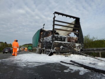 Mit Holz beladener Lkw-Anhänger in Flammen - Stau auf A72 bei Pirk - 