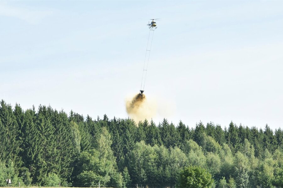 Mit Hubschrauber: Bodenschutzkalkung zwischen Schöneck und Grünbach - Im Forstbezirk Adorf hat in dieser Woche wieder die Kalkung per Hubschrauber begonnen.
