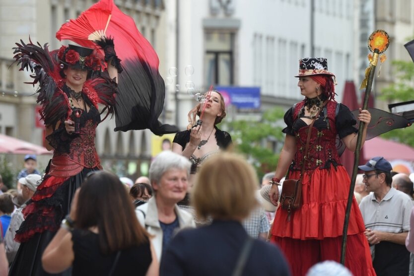 Mit Hut, aber oft ohne Maske: Chemnitzer Hutfestival profitiert von niedriger Inzidenz - 