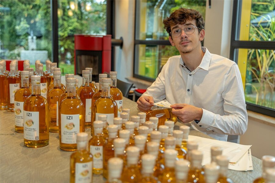 Mit Ingwer-Zitronen-Likör: Wie ein 20-Jähriger aus dem Vogtland zum Unternehmer wurde - „Mixed Spirits“ heißt das Start-up des 20-jährigen Max Seidel aus Tannenbergsthal. Seinen „IZI“-Likör verkauft er nicht nur an Restaurants in der Region, auch Unternehmen und Privatpersonen zählen inzwischen zu seinem Kundenstamm.