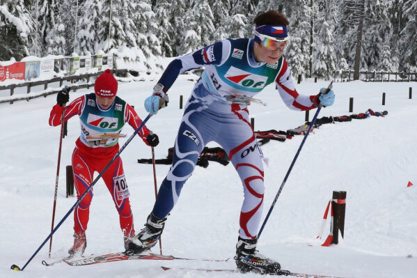 Mit Karte und Kompass in der Loipe - Die Tschechin Kristyna Kolinova (r.) vor der Siegerin Maria Kechkinka aus Russland, bei den Männern gewann der Schwede Erik Rost.