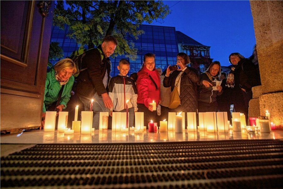 Mit Kerzen und mahnenden Worten: Plauen erinnert an den 7. Oktober 1989 - Am Südportal der Lutherkirche zündeten Plauener Kerzen an, um an den 7. Oktober 1989 zu erinnern.
