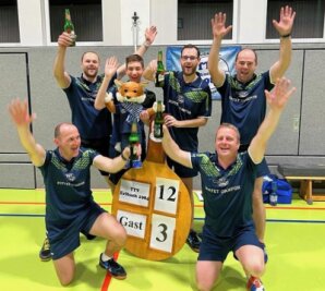 Mit klarem Heimerfolg zum Staffelsieg - Die Spieler des TTV Erlbach konnten nach ihrem Sieg und der Niederlage von Muldenhammer die Meisterschaft feiern. 