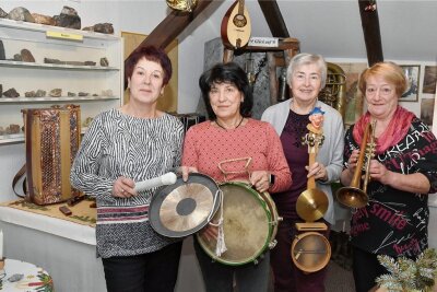 Mit "Kling-Klang" in die Adventszeit in Tirpersdorf - Organisiert und zusammengestellt wurde die Weihnachtsausstellung in Tirpersdorf unter anderem von Karin Förster, Doris Nagel, Sigrid Six und Angelika Voedisch (von links). 