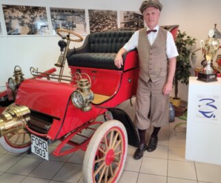 Mit Knickerbockern und Schiebermütze stilecht unterwegs - Heinz Laaß aus Lichtentanne mit seinem Ford A, der im Jahr 1903 gebaut wurde. 
