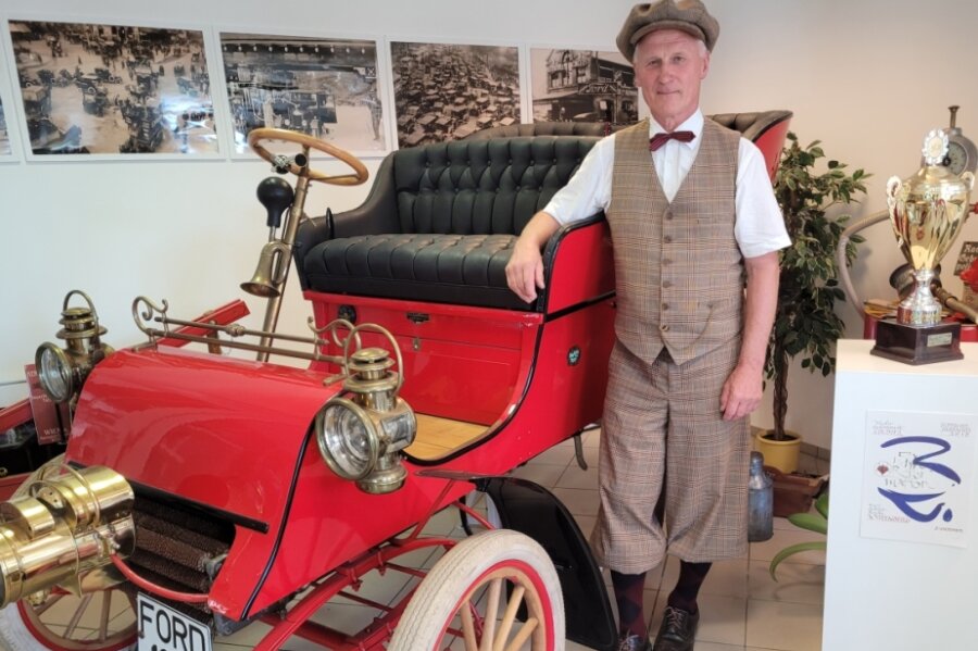 Mit Knickerbockern und Schiebermütze stilecht unterwegs - Heinz Laaß aus Lichtentanne mit seinem Ford A, der im Jahr 1903 gebaut wurde. 