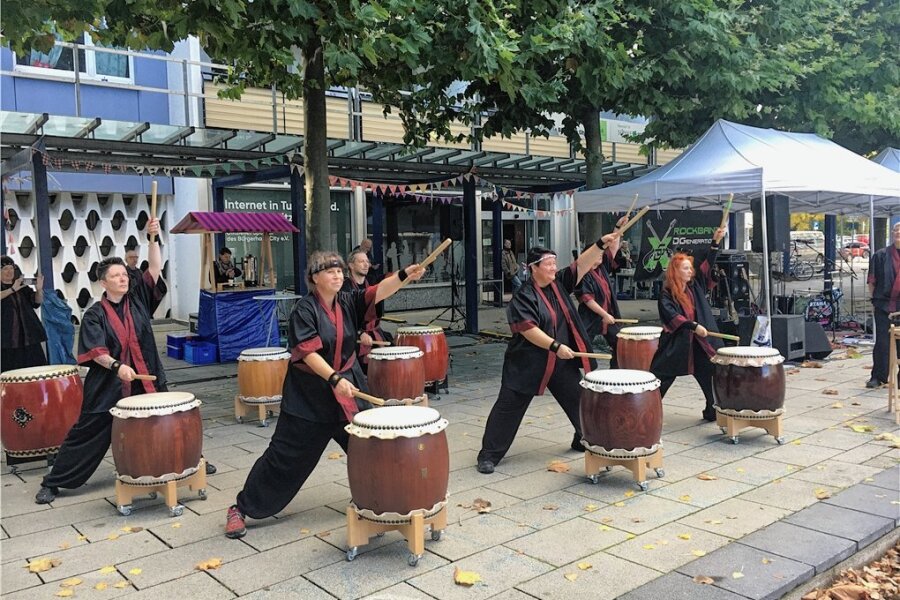 Mit Kraft und Rhythmus - Chemnitzer trommeln japanisch - Die Gruppe Hibiki Daiko trommelt auf japanischen Trommeln. Neben Rhythmus-Gefühl brauchen die Mitglieder Kraft, Ausdauer und ein gutes Gedächtnis für das Stück und die Choreografie.