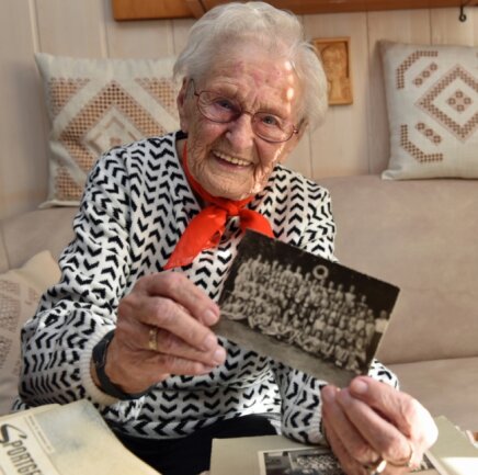 Mit Lachen und Sport die 100 gefüllt - Margot Lang in Cranzahl wird an diesem 12. Oktober 100 Jahre alt. Zahlreiche Zeitdokumente erzählen von ihrer Laufbahn im Schuldienst. 
