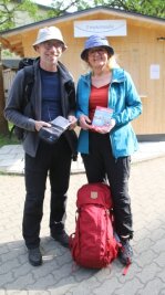 Mit leichtem Gepäck 700 Kilometer zu Fuß - Startklar für die große Pilgerreise nach Santiago de Compostela: Jürgen und Susie Benz aus Hennersdorf. 