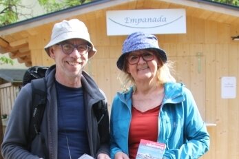 Startklar für die große Pilgerreise nach Santiago de Compostela: Jürgen und Susie Benz aus Hennersdorf. 