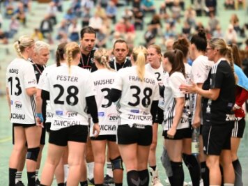Mit Leidenschaft und Karma gegen den drohenden Abstieg - Einschwören auf das letzte Punktspiel: Die Handballerinnen des BSV Sachsen Zwickau wollen in Liga 1 den direkten Abstieg vermeiden und auf den Relegationsplatz springen. 