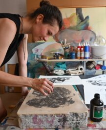 Mit leisem Hang zum Ungeheuerlichen - Vivien Nowotsch malt in ihrem Atelier mit spezieller Tusche auf einen Lithostein. 