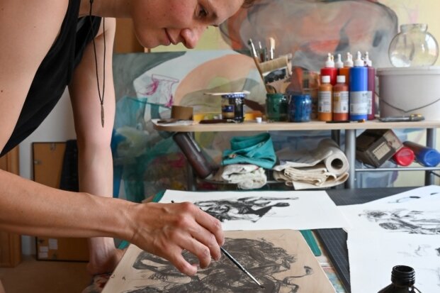 Mit leisem Hang zum Ungeheuerlichen - Vivien Nowotsch malt in ihrem Atelier mit spezieller Tusche auf einen Lithostein. 