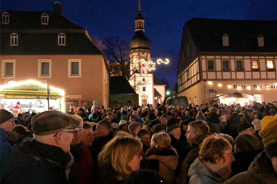 Mit Lichtmess in Zwönitz endet weihnachtlicher Lichterglanz - Etwa 3000 Besucher haben die Zwönitzer Lichtmess am Freitagabend live miterlebt.