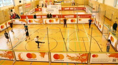 Mit Light-Erfolg zur Insel Rügen - Auf mehreren Spielfeldern ging es zur Sparkassen-Fairplay-Soccer-Tour in der Halle der Evangelischen Schulgemeinschaft Erzgebirge rund. Das Finale gibt es allerdings erst im Juli 2022. 