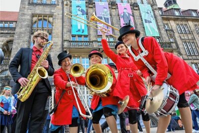 Mit Live-Musik, Comedy und Jonglage: Das Hutfestival ist eröffnet - Die "Venus Mars Brass"-Band spielte zur Eröffnung des Hutfestivals vor dem Rathaus. 