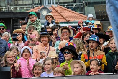 Mit Live-Musik, Comedy und Jonglage: Das Hutfestival ist eröffnet - Mehrere hundert Besucher kamen zur Eröffnung der sechsten Auflage des Hutfestes. Viele von ihnen trugen Hüte.