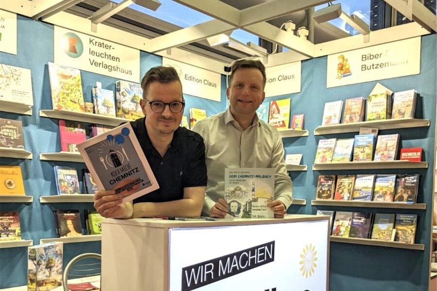 Mit Märchen- und Kochbüchern: Verleger aus Limbach und Chemnitz zeigen auf Frankfurter Buchmesse die schönen Seiten der Region - Verleger Jens Korch (links) und Christian Wobst präsentieren derzeit auf der Buchmesse literarisch die Region.