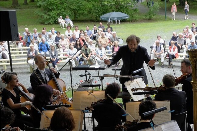 Dass die Vogtland Philharmonie Greiz/Reichenbach wie hier 2017 am Pfingstmontag im Reichenbacher Stadtpark aufspielt, hat Tradition. Wegen Corona gelten diesmal besondere Regeln. 