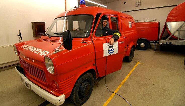 Mit Museumsstück zum Feuerwehreinsatz - 
              <p class="artikelinhalt">Dieser Ford Transit im Depot Kriebethal (hier mit Gemeindewehrleiter Sven Knechtel am Steuer) gehört neben einem Robur - beide Baujahr 1973 - zu den ältesten Fahrzeugen der Kriebsteiner Feuerwehr. </p>
            