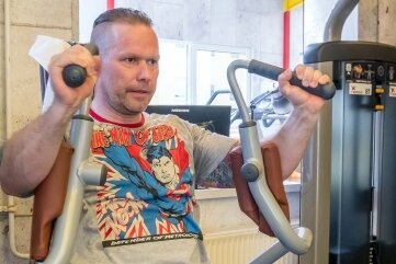 Mit Nachweisen und Abstand geht es zurück an die Geräte - Peter Faber aus Zöblitz ist froh, endlich wieder mit Gleichgesinnten im Fitnessstudio trainieren zu können. 