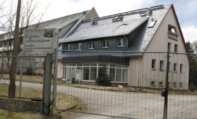 Mit Namen und Adressen: Tourist findet Patientenakten in verlassenem Erzgebirgshaus - Der Zugang zum ehemaligen Gästehaus-Gelände in Johanngeorgenstadt ist meist mit einem Zaun verschlossen. 