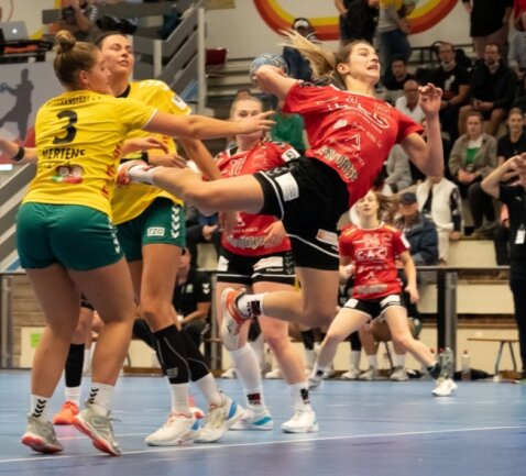 Mit neuem Schwung ins Sachsenderby - Für die Handballerinnen des HV Chemnitz um Izabela Rzeszotek (rechts) beginnt das neue Jahr gleich mit dem Sachsenderby beim SV Markranstädt - hier ein Bild aus dem Hinspiel. 