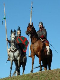 Mit Pferd und Rüstung zur Schlacht von Hastings - 
              <p class="artikelinhalt">Panzerreiter der "Freien von der Karlshöhe" trainieren auf den Hügeln von Mulda. </p>
            