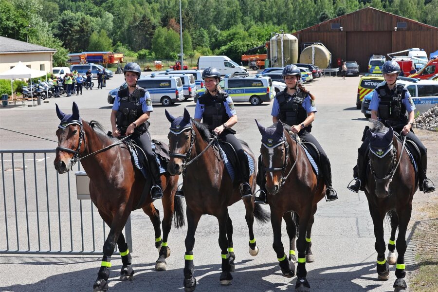 Mit Pferdestaffel und Hundezug: Großaufgebot der Polizei sichert Moto-GP am Sachsenring - Der Moto-GP auf dem Sachsenring ist seit Jahren der größte Polizeieinsatz der Region. Mit dabei ist traditionell auch die Reiterstaffel.