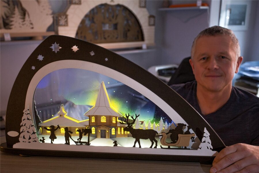Mit Plexiglas und LEDs: Polarlicht vom Schwibbogen aus dem Erzgebirge - René Weinhold mit dem Polarlichter-Schwibbogen. Der 49-Jährige hat das Exemplar entworfen.