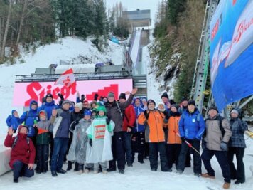 Mit Reiseleiter Peter Riedel zum Skifliegen an den Kulm - Für ein Erinnerungsfoto postierte sich ein Teil der Reisegruppe aus dem Erzgebirge im Januar 2020 am Schanzentisch der Skiflugschanze am Kulm. Nun gibt es wieder eine Fahrt zum dortigen Weltcup-Wochenende. 