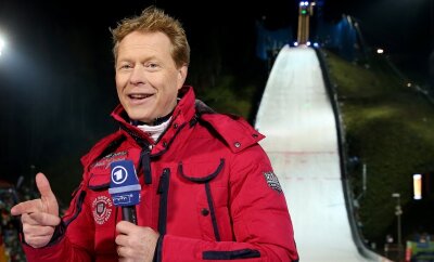 "Mit Richard Freitag fühle ich richtig mit" - Ex-Skispringer Dieter Thoma in der Klingenthaler Vogtland-Arena, wo er als ARD-Experte arbeitete und viele Autogramme schrieb.