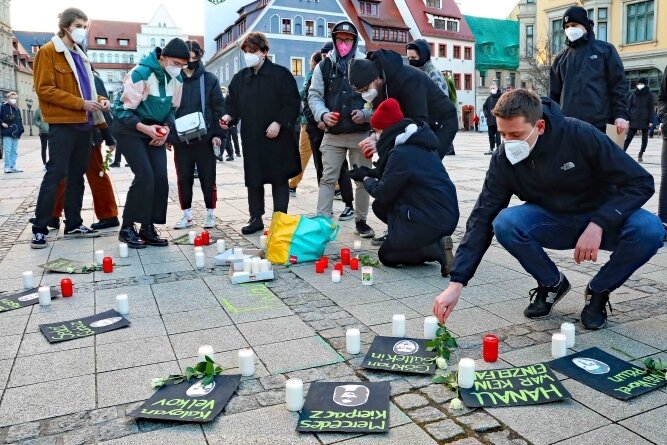 Mit Rosen und Kerzen Anschlagsopfern gedacht - Mit Kerzen und weißen Rosen wurde am Samstag auf dem Zwickauer Hauptmarkt der Opfer von Hanau gedacht. 