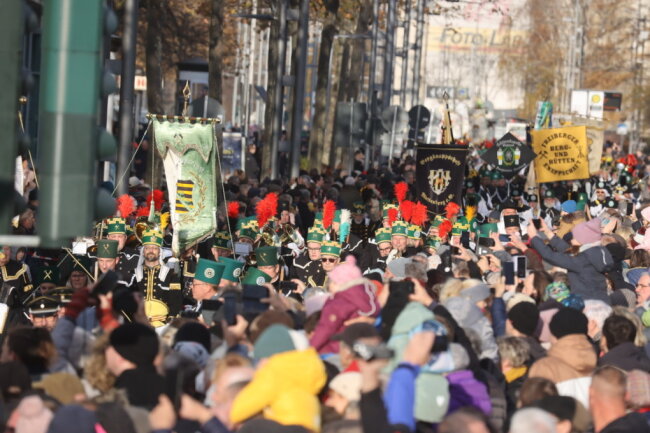 Mit Schlägel, Eisen Und Posaunen - Tausende Besucher Erleben Bergparade ...