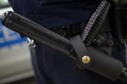 Mit Schlagstock und Pistole: Falsche Polizisten rauben 20-Jährigen in Zwickau aus - 