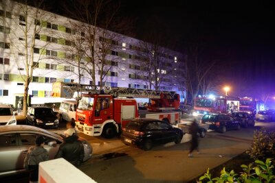Mit Schreckschusswaffe gewarnt - zwei Verletzte bei Kellerbrand in Chemnitz - Die Feuerwehr kam am Montagabend bei einem Kellerbrand im Chemnitzer Stadttteil Kappel zum Einsatz.