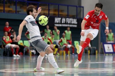 Mit Schützenfest an die Tabellenspitze - Kennedy Alves Ribeiro (rechts) zieht ab. Mit drei Treffern hatte er am Samstag maßgeblichen Anteil am klaren Sieg der Hohenstein-Ernstthaler im Spitzenspiel der Futsal-Bundesliga. 