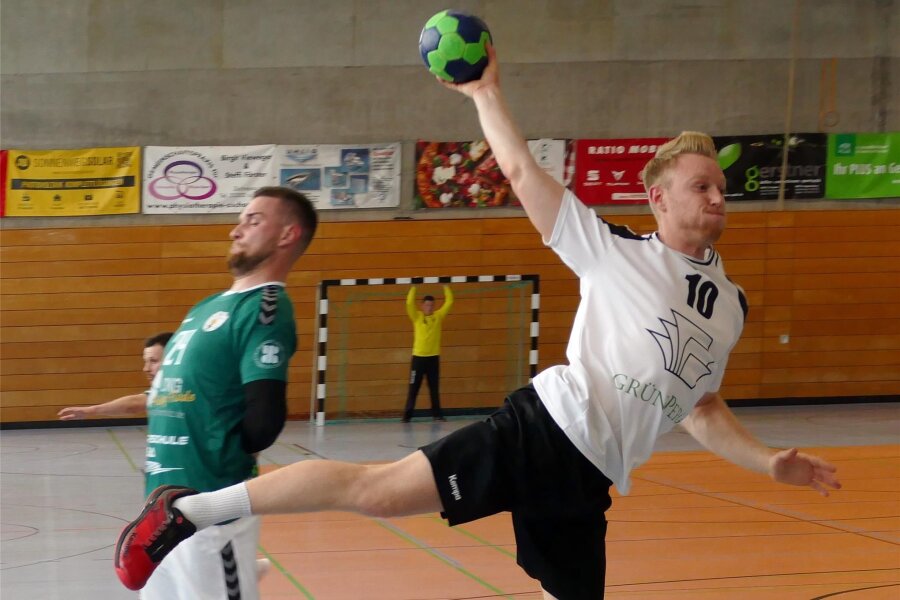 Mit Schützenhilfe zum Klassenerhalt: Borstendorfs Handballer atmen auf - Gegen Claußnitz konnte Kevin Hartung ein Tor erzielen. Dabei boten sich ihm und seinen Teamkollegen deutlich mehr Chancen.