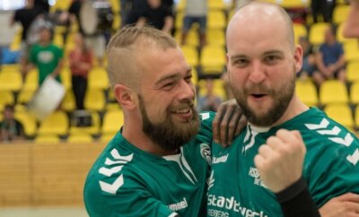 Mit Schwung ins große Finale - Geschafft! Tobias Haufe (r.) und Franz Schuster bejubeln den Einzug der HSG Freiberg II ins Finale des Sachsenpokals. 