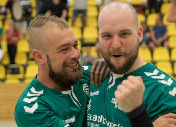 Geschafft! Tobias Haufe (r.) und Franz Schuster bejubeln den Einzug der HSG Freiberg II ins Finale des Sachsenpokals. 