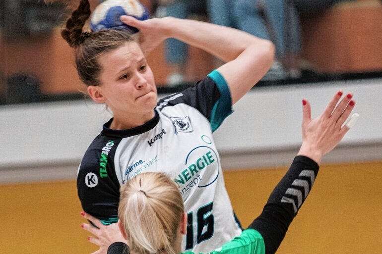 Mit Schwung ins Spitzenspiel - Die Handballerinnen des SV Rotation Weißenborn sind in dieser Saison nicht zu stoppen. Auch Tatjana Ployer gehört mit bislang 13 Toren zu den 50 besten Werferinnen der gesamten Verbandsliga West. 