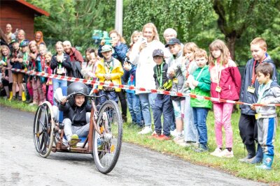 Mit Seifenkistenrennen endet Kinderstadt in Plauen - Mit diesem Gefährt fuhr Adam von der Grundschule Jößnitz beim Seifenkistenrennen zum Abschluss der Kinderstadt.