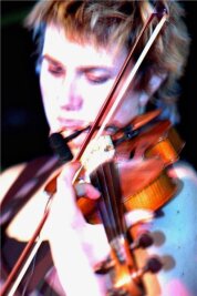 Mit Seufzern und Lachern - Klezmermusik - Die britische Violinistin Sophie Solomon gilt als eine der wichtigsten modernen Klezmer-Musikerinnen.