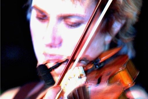 Mit Seufzern und Lachern - Klezmermusik - Die britische Violinistin Sophie Solomon gilt als eine der wichtigsten modernen Klezmer-Musikerinnen.