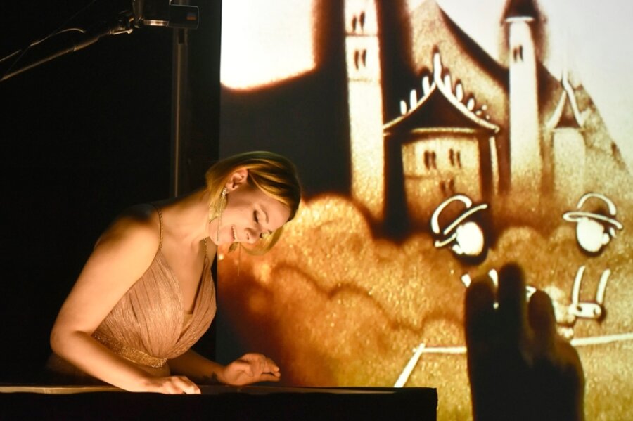 Mit Show der Sandmalerei in 80 Tagen um die Welt - Mit ihrer Sandkunst-Performance "In 80 Bildern um die Welt" begeisterte Irina Titova am Samstag das Publikum im König-Albert-Theater Bad Elster. 