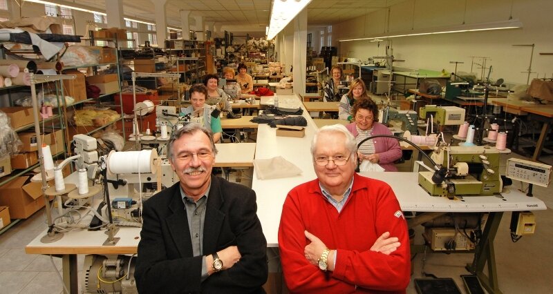 Mit Silberfaser zum gesunden Unterhemd - <p class="artikelinhalt">Teha-Inhaber Karl-Martin Boss (rechts) mit seinem Geschäftspartner Walter Peter aus Zürich in der Näherei. </p>