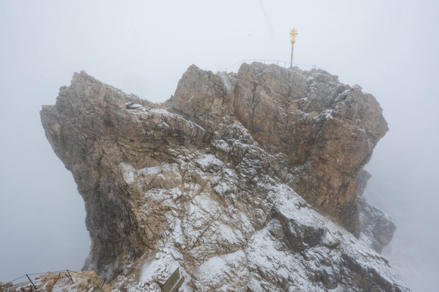 Mit Sneakern und Jogginghose - Zwei Bergsteiger gerettet - Nebelwolken und Schneetreiben im Juli 2023 auf der Zugspitze (2962 Meter).